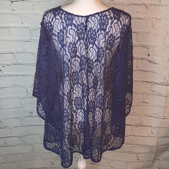 💙 BEAUTIFUL blue lace shawl. One size fits all! 💙 - Picture 4 of 4